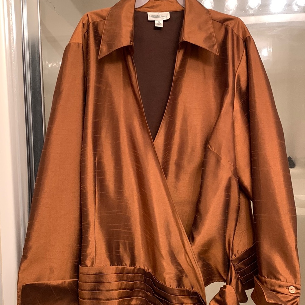Satin Jacket with pleating in the front. Side tie and crosses in the front